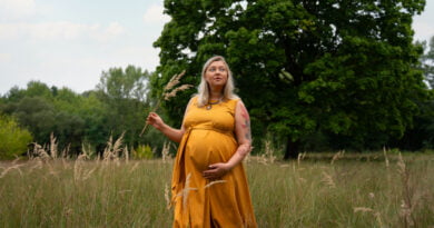 Maternity Photoshoot Ideas [18 Ways To Capture The Best Shots]